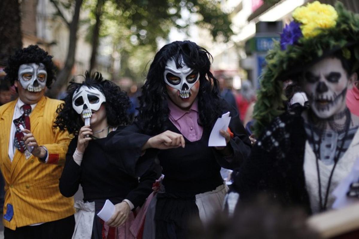 Un grup de persones disfressades a la festa de Santiago de Xile.