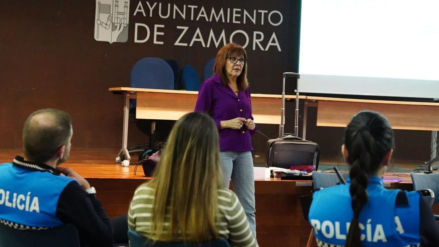 La zamorana Luisa Velasco, la psicóloga, inspectora de policía y experta en violencia de género, imparte el taller para formar a policías municipales de Zamora.