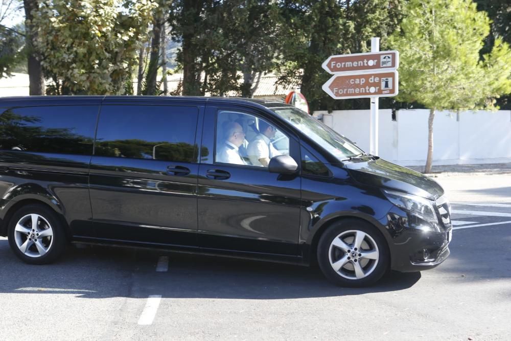 Tomeu Català, el cura de la boda llegando al evento.