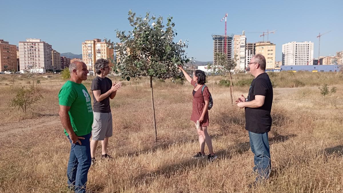 Responsables y portavoces de Bosque Urbano Málaga, en junio en los antiguos terrenos de Repsol.