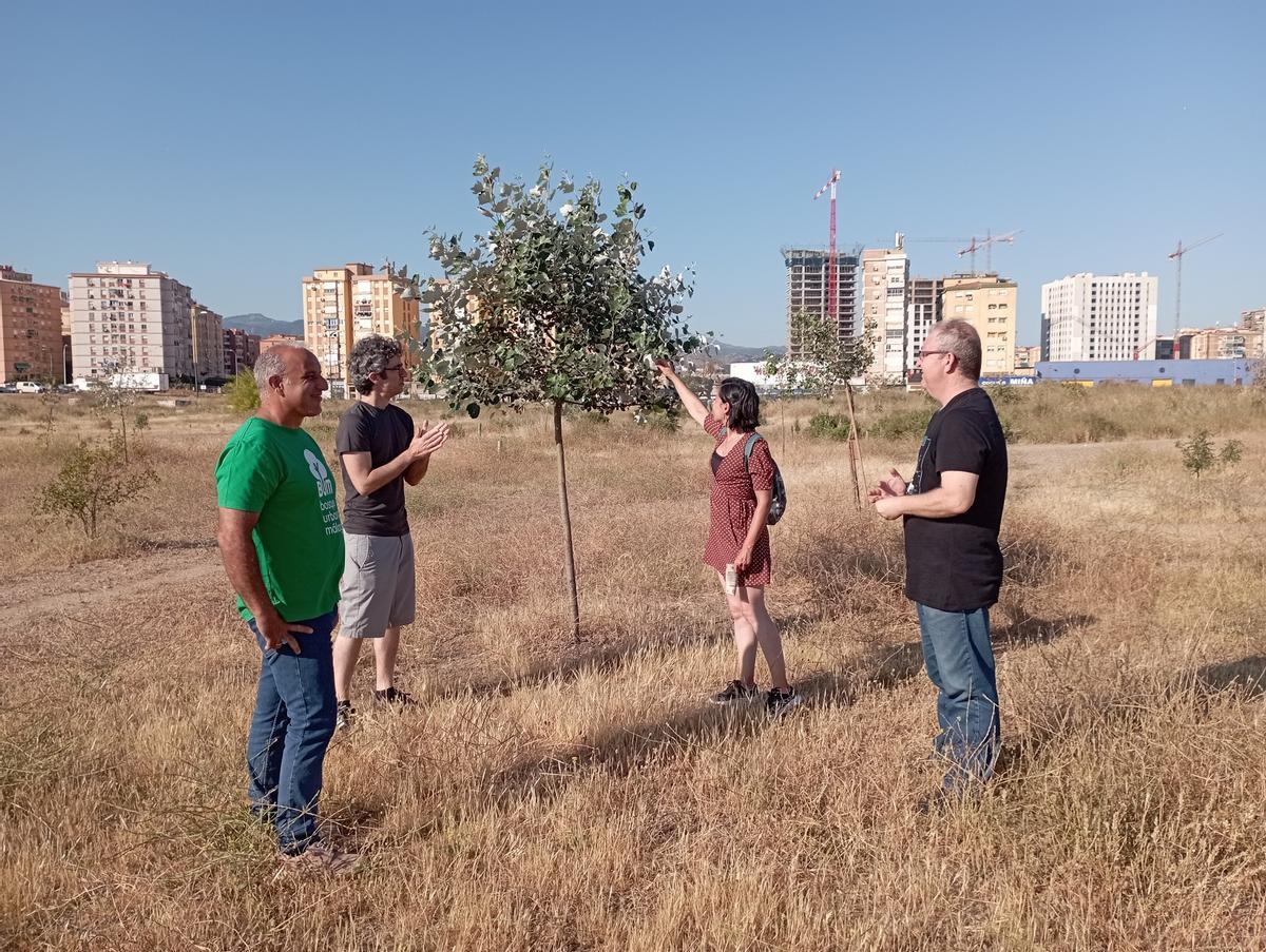 Responsables y portavoces de Bosque Urbano Málaga, el pasado miércoles en los antiguos terrenos de Repsol.