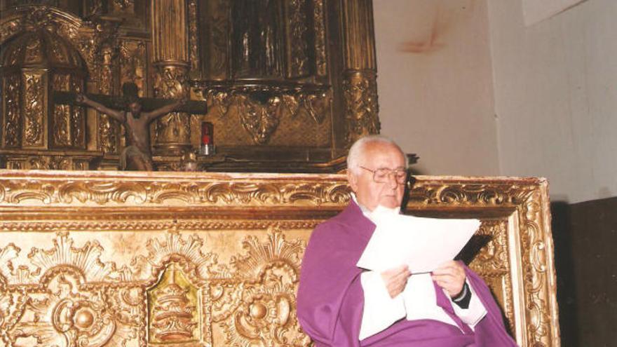 El padre Agustín Folgado durante la lectura de unos textos evangélicos.