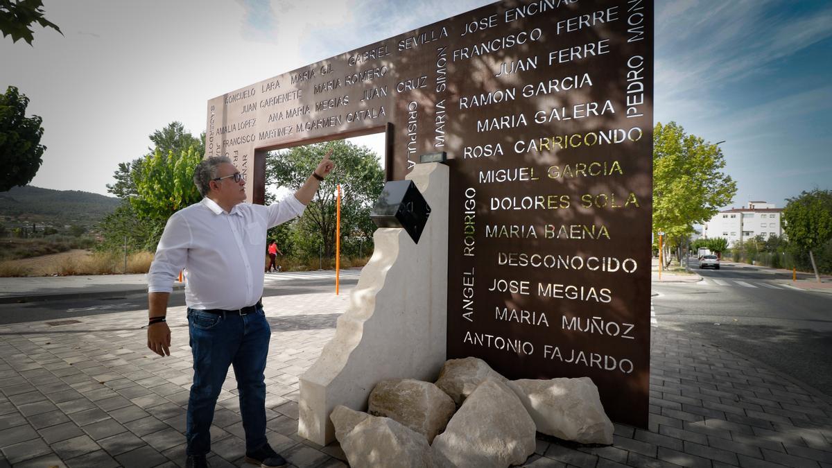 El alcalde de Ibi, Sergio Carrasco, ante el monumento en memoria de las víctimas de la explosión de la fábrica Mirafé, inaugurado en 2017.