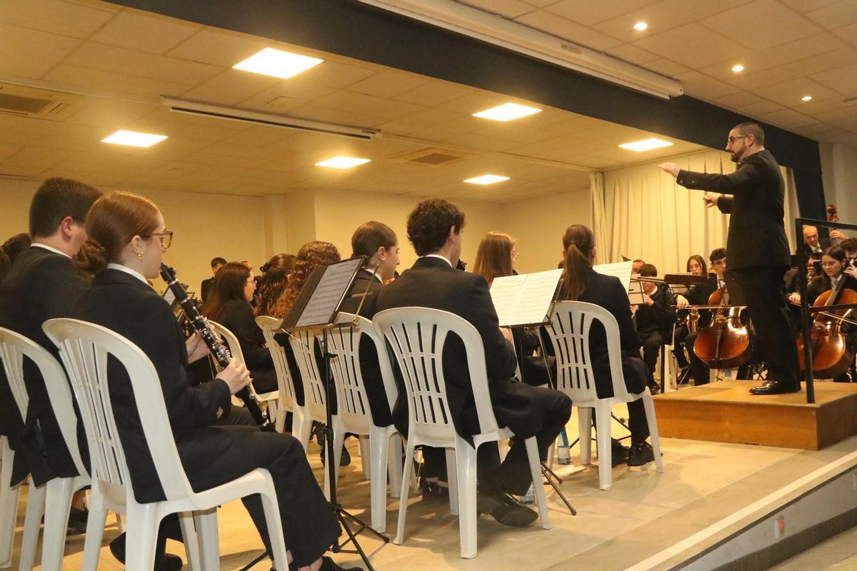 Valles Donate estudió Composición en el Conservatorio superior de Música Salvador Seguí de Castelló.