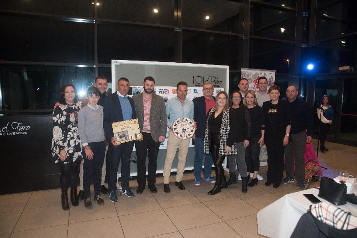 Representantes de las fiestas de Sant Antoni Abad al recibir el premio al toro de mejor juego, 'Resistón'.