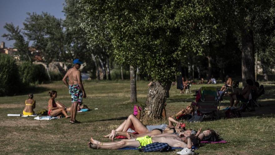 Zamoranos tomando el sol aprovechando las altas temperaturas en una imagen de archivo.