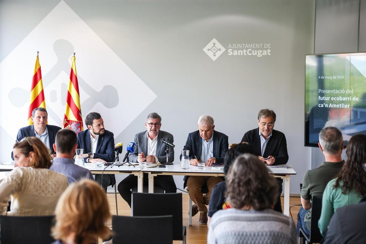 Josep Maria Vallès, en el centro, durante la presentación del proyecto de Ca n’Ametller en el Ayuntamiento de Sant Cugat.