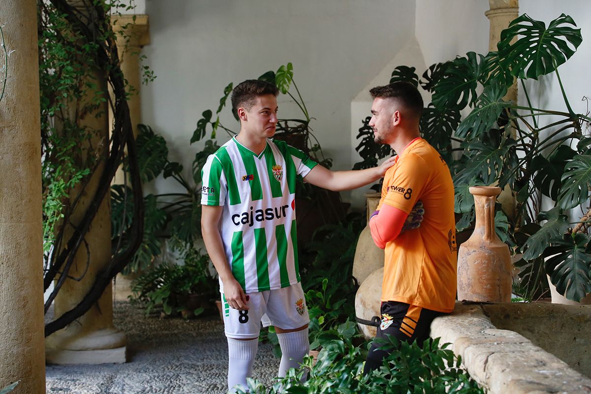 Pepe Escalante y Perico Campos junto a las autoridades en la presentación de las equipaciones de la temporada 2021-22