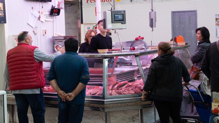 Clientes en el Mercado de Abastos de Zamora.