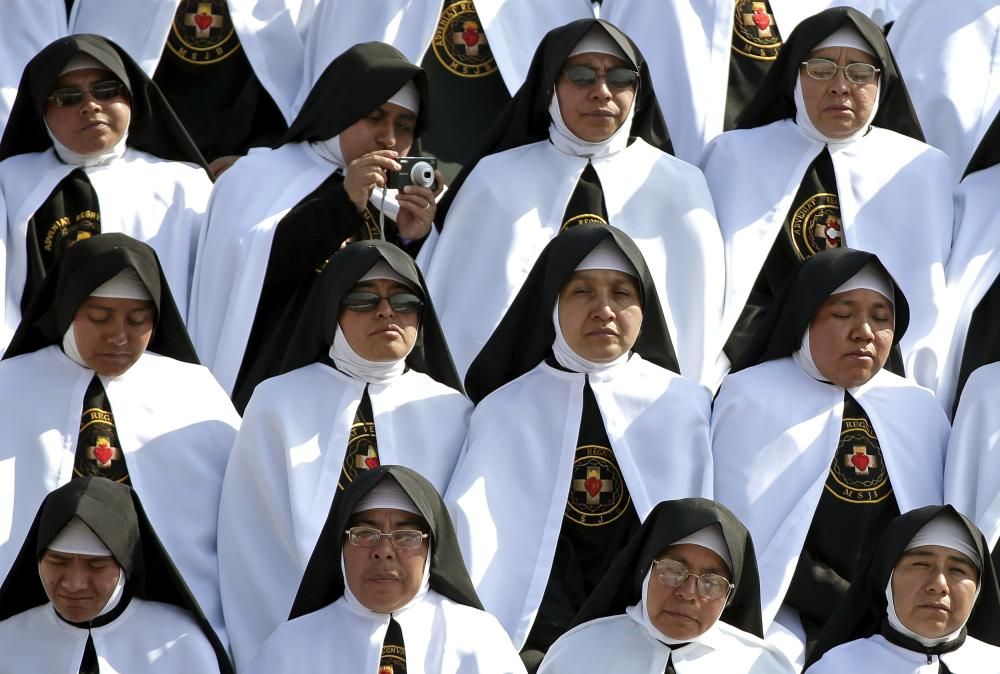 Nuns participate in a Mass by Pope Francis (not ...