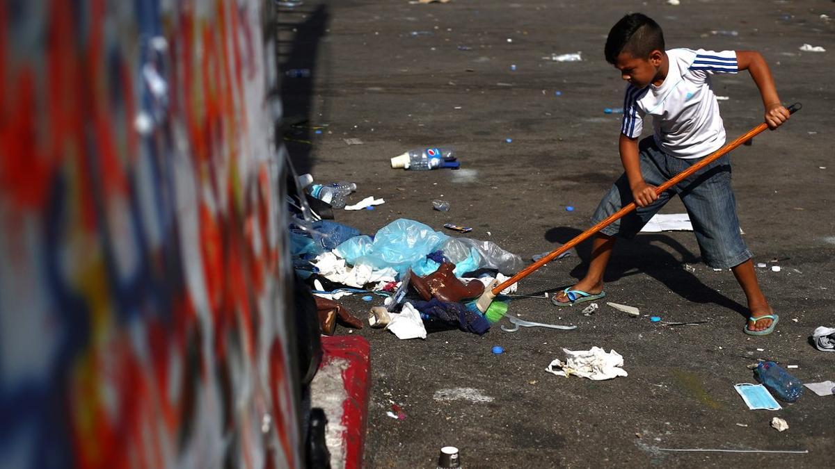 Un niño limpia en la plaza de los Mártires de Beirut, donde el sábado hubo protestas contra el Gobierno.