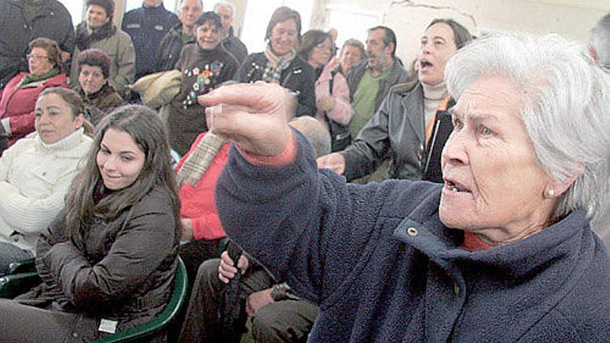 El público asistente a la asamblea de los comuneros de Trabanca Sardiñeira.