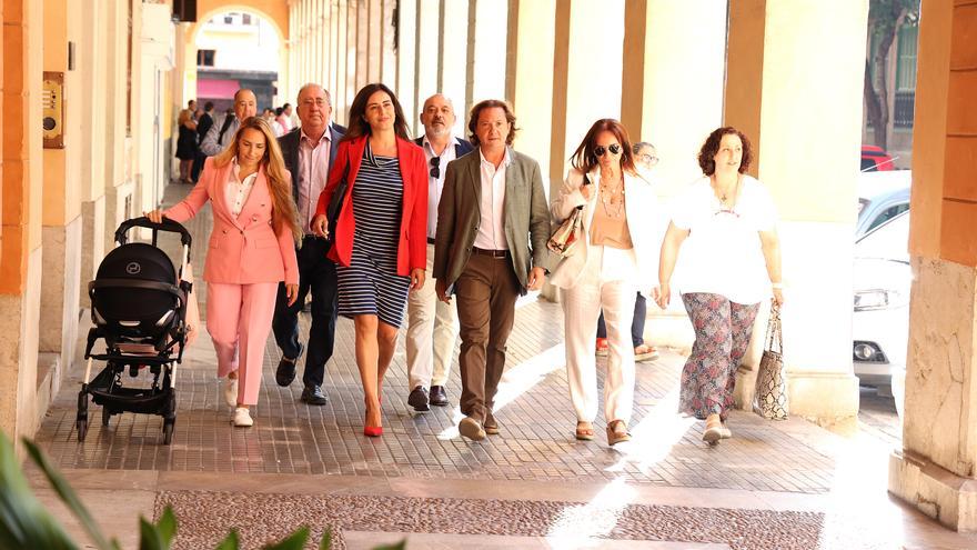 El candidato de VOX al Parlament, Jorge Campos (c), a su llegada a recoger su credencial tras tener representación en el Parlament, en el Parlament balear, a 12 de junio de 2023, en Palma