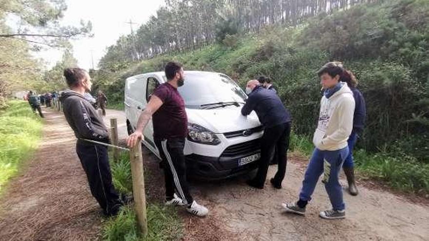 Los bateeiros de A Illa de Arousa, ayer en la trifulca. // Santos Álvarez