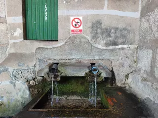 Moaña coloca el cartel de agua no potable en la fuente de Fontecán, en el centro urbano