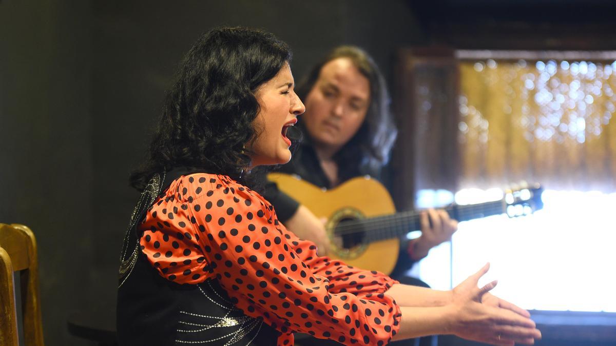 La cantaora montoreña Lucía Leiva, acompañada por David Navarro a la guitarra, en una actuación dentro de las Matinales Flamencas.