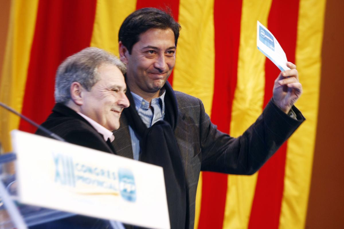 Barrera, junto a Alfonso Rus, sostiene su carnet del PP tras afiliarse al partido.