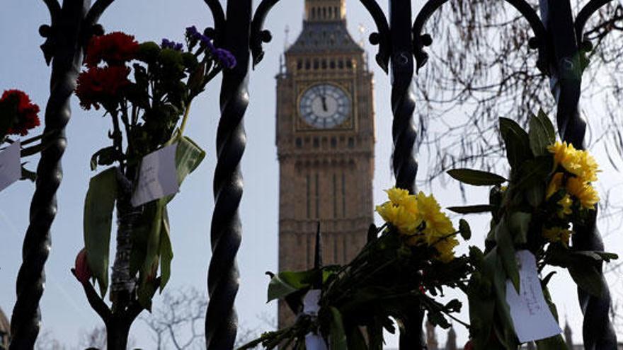 Flores en recuerdo de las víctimas en Westminster.