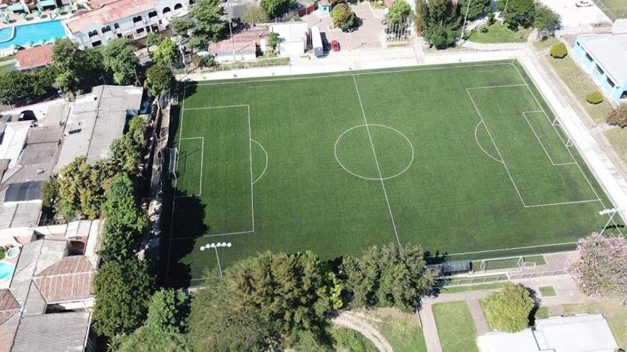 Imagen de uno de los campos de fútbols de césped artificial instalado por Solodegoma en América