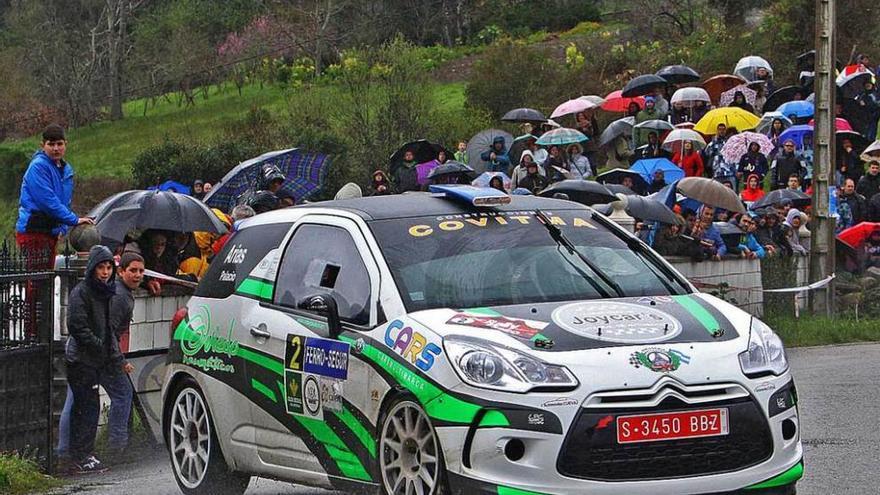 César Palacio, bajo la lluvia, con el DS3 R3T.