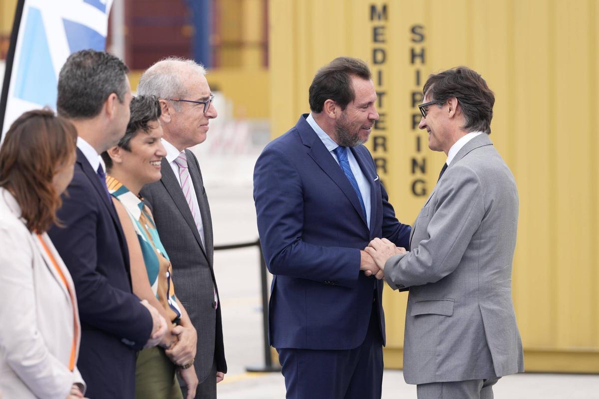 El president Salvador Illa saluda al ministro de Transportes, Óscar Puente, durante la inauguración de la ampliación de la terminal de contenedores Hutchison Ports BEST del Port de Barcelona, en julio de 2025.