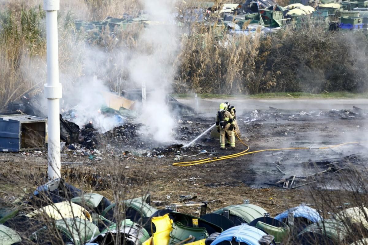 Incendio en el depósito de contenedores de FCC en La Cartuja