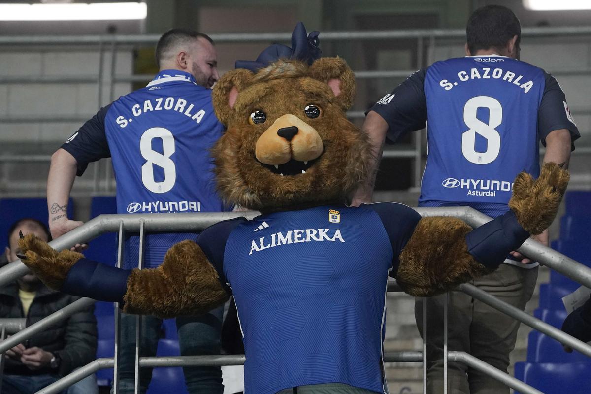 El Real Oviedo estrena la camiseta más clásica de las últimas temporadas