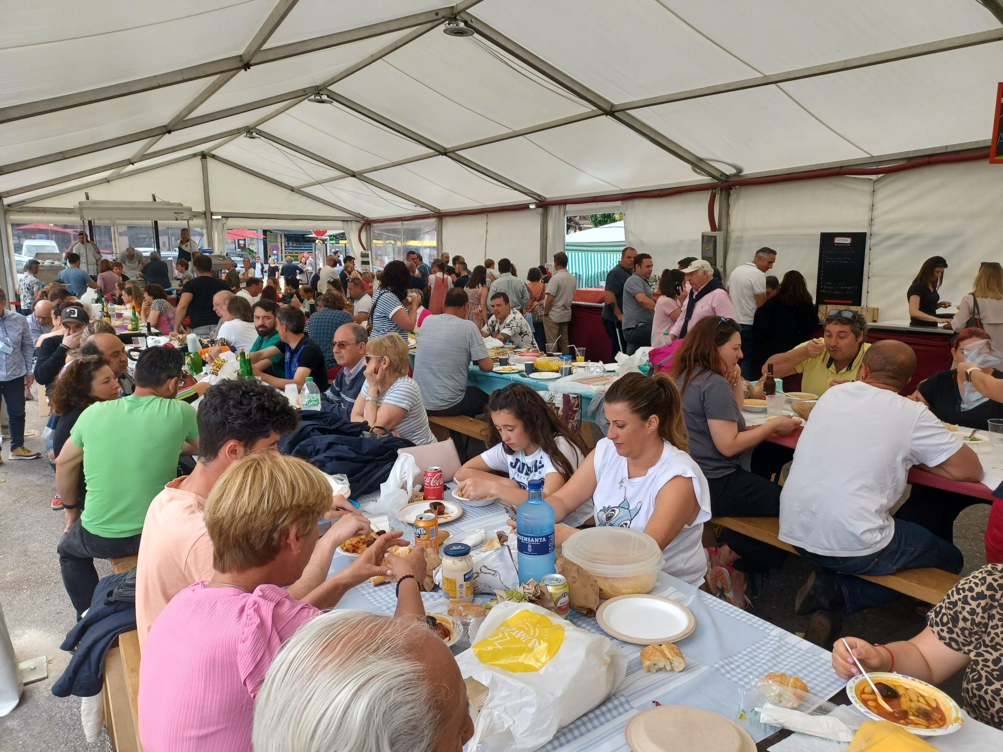 Llenazo en la comida en la calle de Posada de Llanera: "Ya era hora de poder disfrutar así"