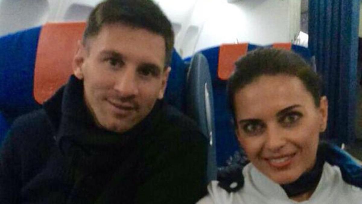 Leo Messi, con la azafata