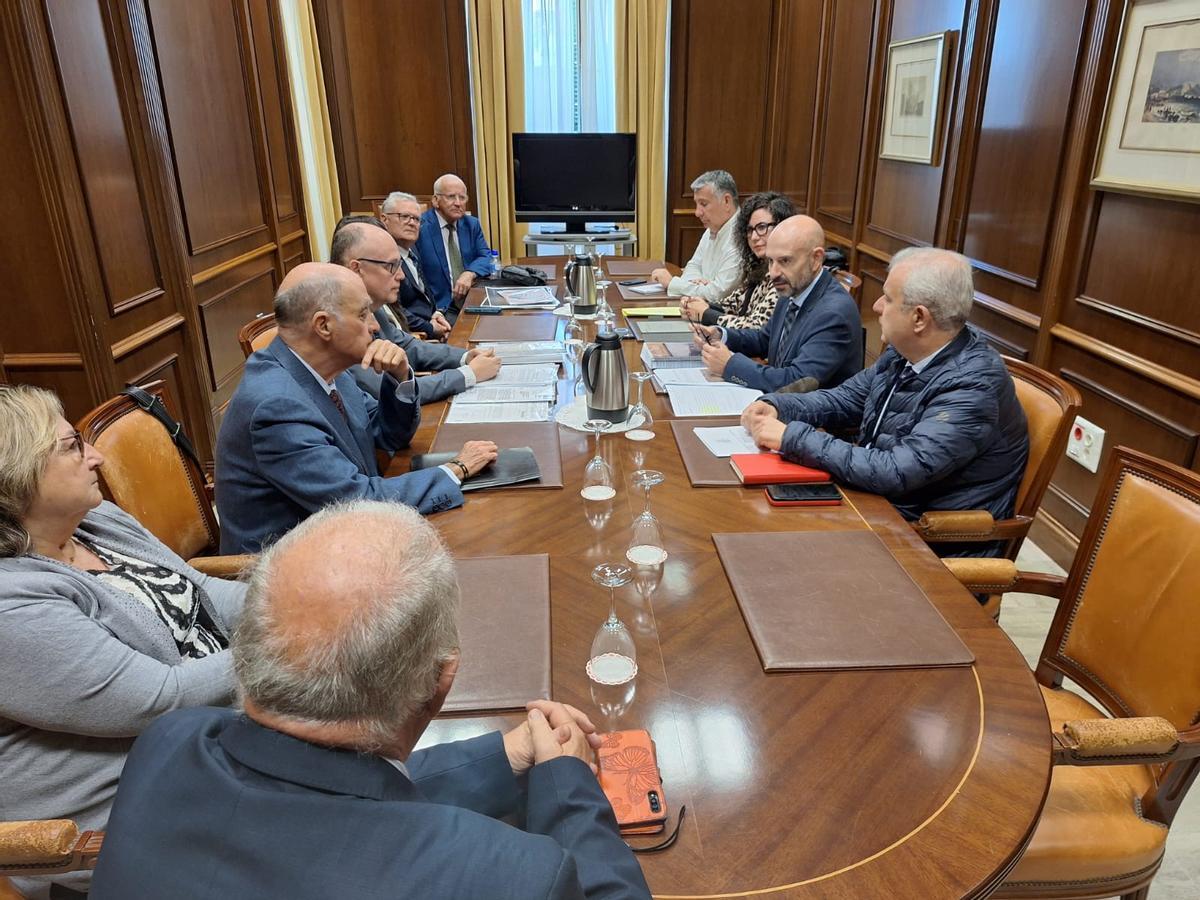 Reunión de vecinos de la Junta de los Caminos con el subdelegado del Gobierno Javier Salas, en abril de 2025, anterior a la reunión técnica de junio de ese año.