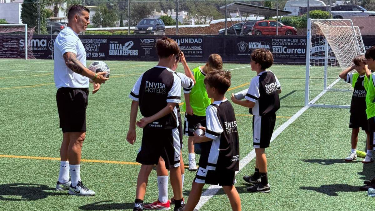 El exfutbolista Armando Lozano da algunas indicaciones a los jóvenes.