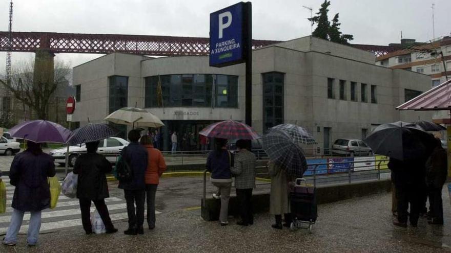 Fachada del edificio de los Juzgados de Redondela, en el Paseo de A Xunqueira. // FdV