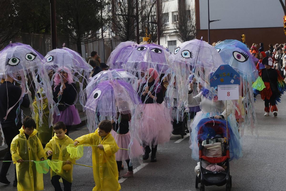 EN IMÁGENES: La Hermandad de festejos de El Lloreu cierra por todo lo alto el Antroxu en la zona oeste de Gijón en su regreso tras más de una década