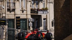 Leclerc, en el circuito de Bakú.