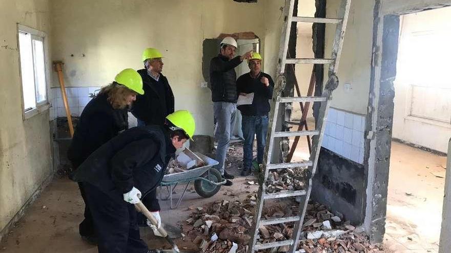 Teniente de alcalde y regidor, ayer, supervisando las obras del taller de empleo en Moreira.