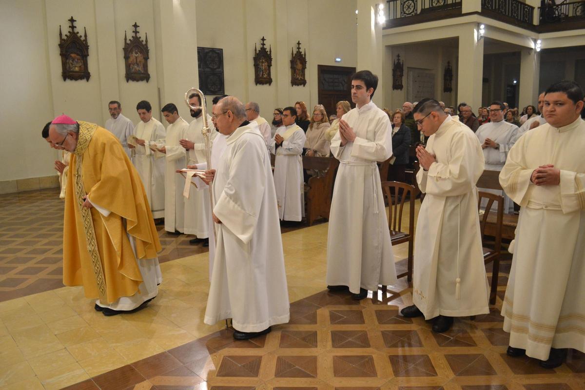 Jesús Sanz Montes, a la izquieda, al inicio de la misa del rito de admisión del Seminario.
