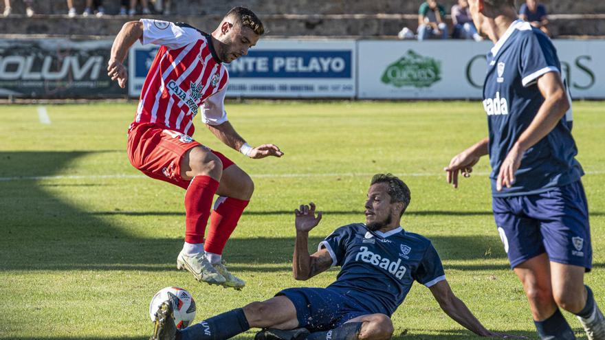 Pau Miguélez trata de evitar la entrada de un rival.