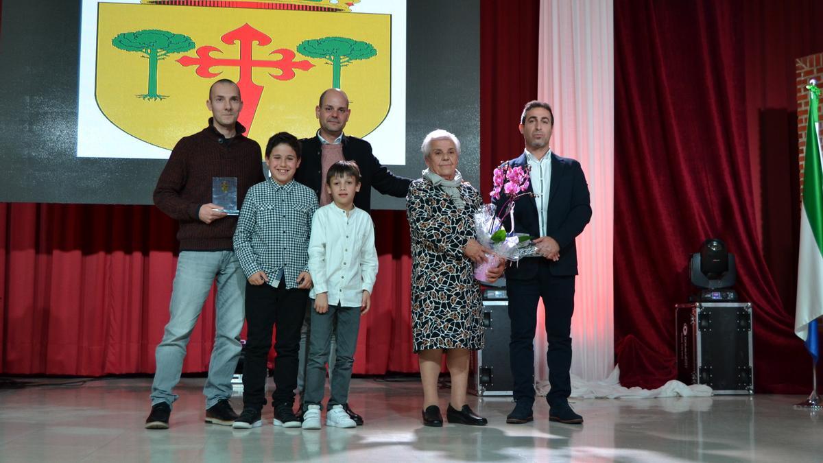 Rubén Carrasco Miñano, alcalde de   Ricote, junto al pregonero oficial   de las fiestas, los pregoneros menores y los galardonados   con los premios Mujer Trabajadora   y Ricoteño del Año
