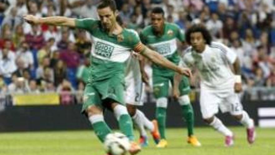 Edu Albacar adelantó al Elche de penalti en el Bernabéu