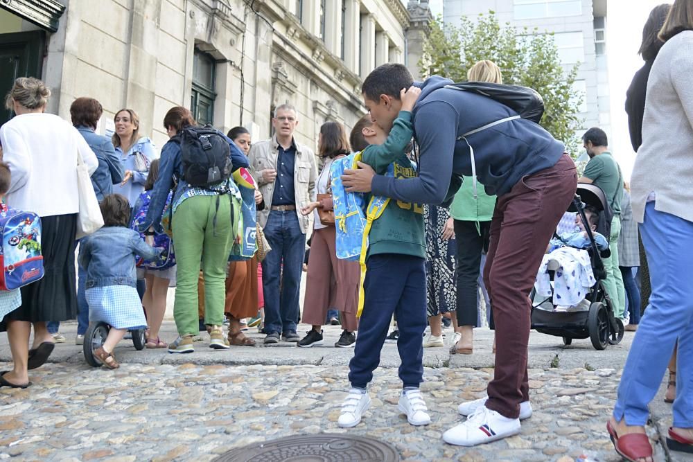 Los alumnos de Infantil, Primaria y Educación Especial comienzan hoy un nuevo curso. En A Coruña, son casi 20.000 niños los que acudirán hoy a clase para reencontrarse con sus compañeros.