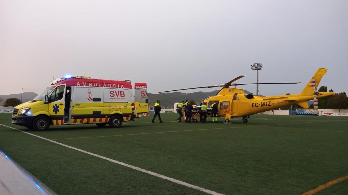 El ciclista herido en Onil es introducido en el helicóptero para su traslado a Alicante.