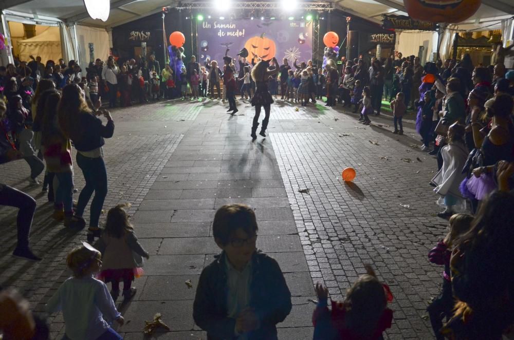 Los ganadores de un Goya por 'Nadie quiere la noche' crean en el Obelisco un híbrido de mariscador y pez. Cientos de niños disfrazados recorrieron las calles de la ciudad.