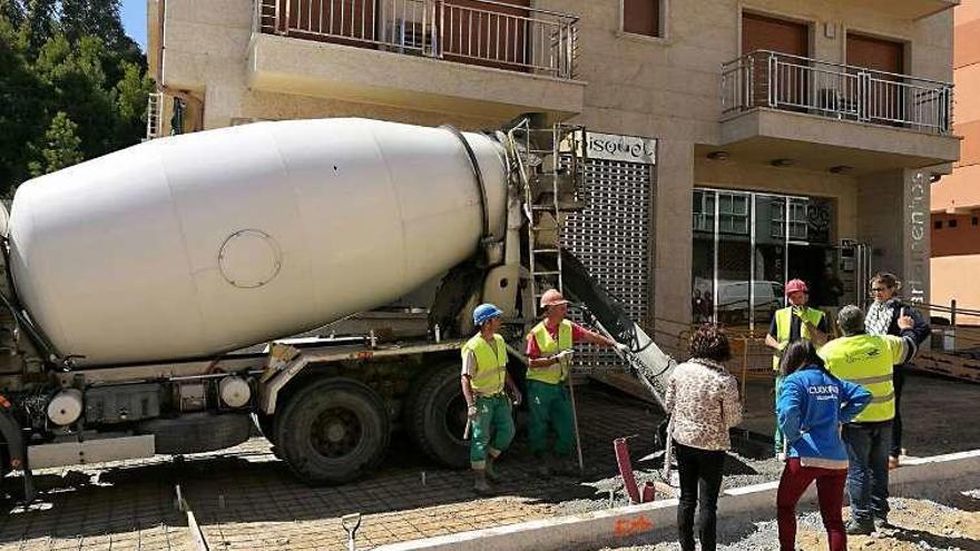 Algunos de los 15 vecinos que frenaron a la hormigonera. // FdV