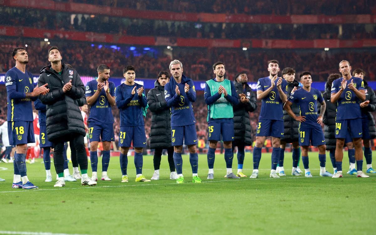 Los jugadores del Atlético de Madrid saludan a la afición en el Emirates Stadium