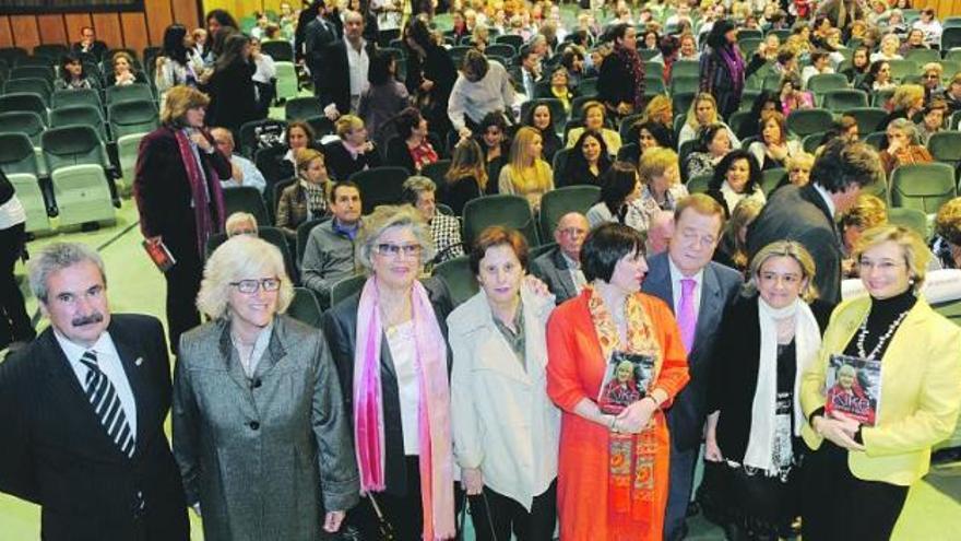 Por la izquierda, Graciano Torre, Charo Gómez Haces, Carmen Rodríguez, María José Ramos, María Antonia Álvarez, Severino García Vigón, Carmen Casal y Nuria Chinchilla, ayer, en el multitudinario acto celebrado en Oviedo en homenaje a Kike Gómez Haces.