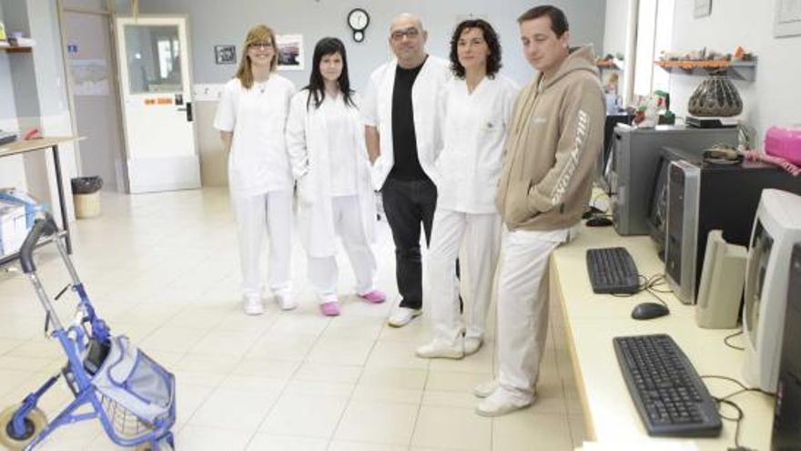 Xana Fernández, Sara Rodríguez, Rafael Álvarez, Carmen Gamazo e Iván Alonso, en las instalaciones de ASPACE en Castiello. | ángel gonzález