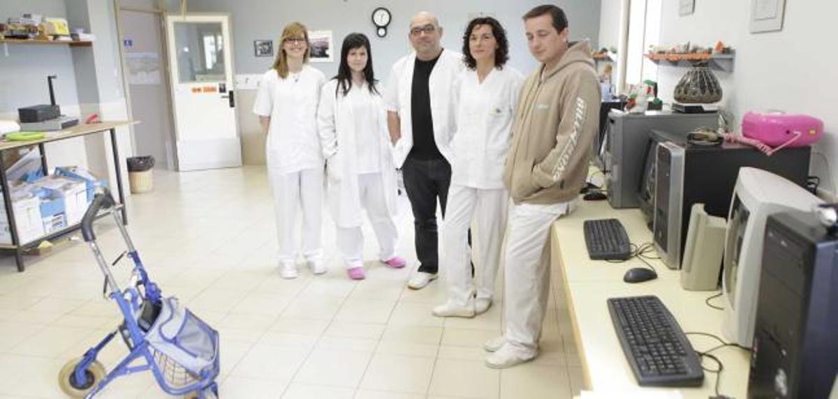 Xana Fernández, Sara Rodríguez, Rafael Álvarez, Carmen Gamazo e Iván Alonso, en las instalaciones de ASPACE en Castiello. | ángel gonzález
