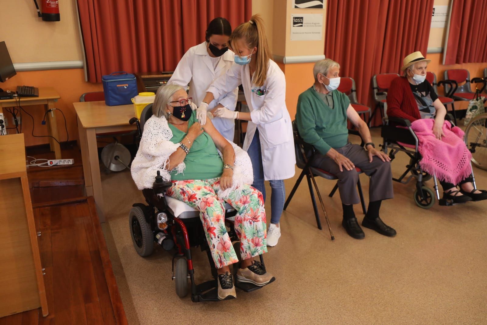 FOTOGALERÍA | Los mayores de la residencia Romareda reciben la tercera dosis de la vacuna