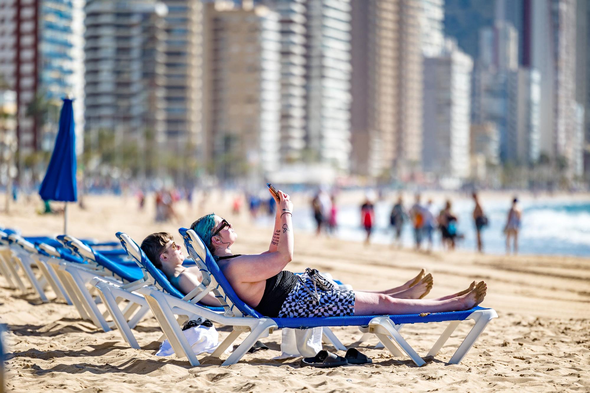 El calor deja imágenes veraniegas este 8 de marzo en Benidorm