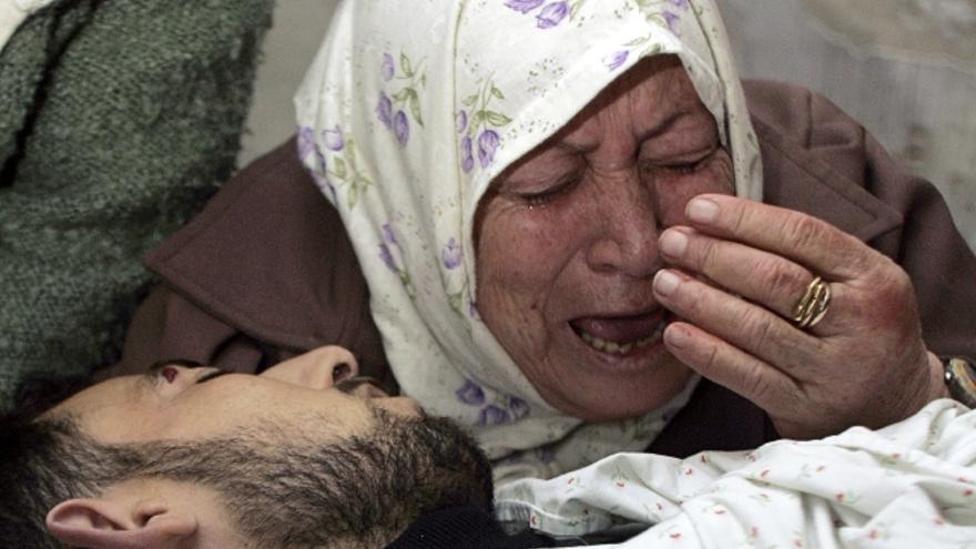 Una mujer llora la muerte de uno de los milicianos palestinos.